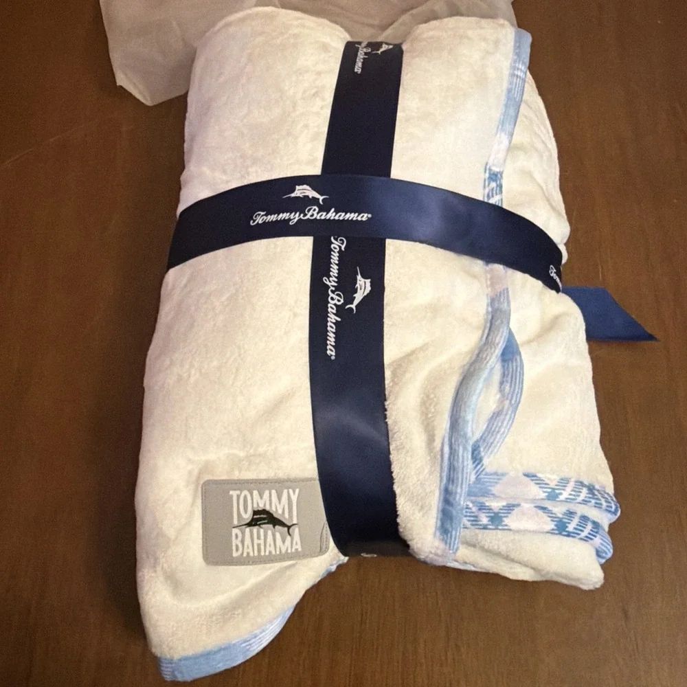 NWT Tommy Bahama Ultra Soft Plush Solid Throw Blanket White with blue trim